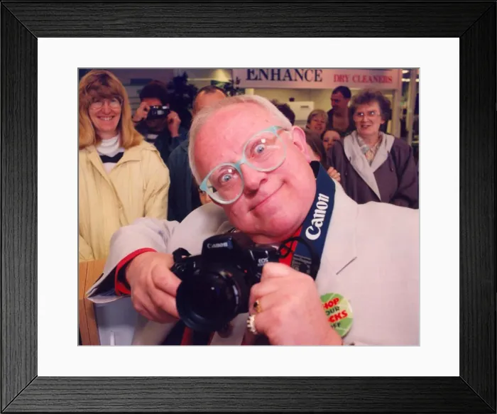 Framed Print : Actor Ken Morley taking his own pictures on a visit to Newcastle Framed Print : Actor Ken Morley taking his own pictures on a visit to Newcastle