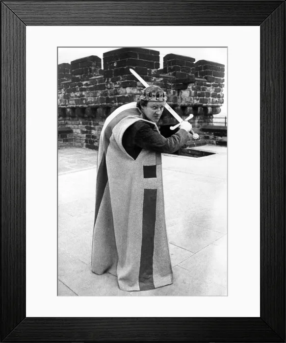 Framed Print : Actor Richard Briers in costume on the roof of Newcastle Keep as Richard III in which he Framed Print : Actor Richard Briers in costume on the roof of Newcastle Keep as Richard III in which he