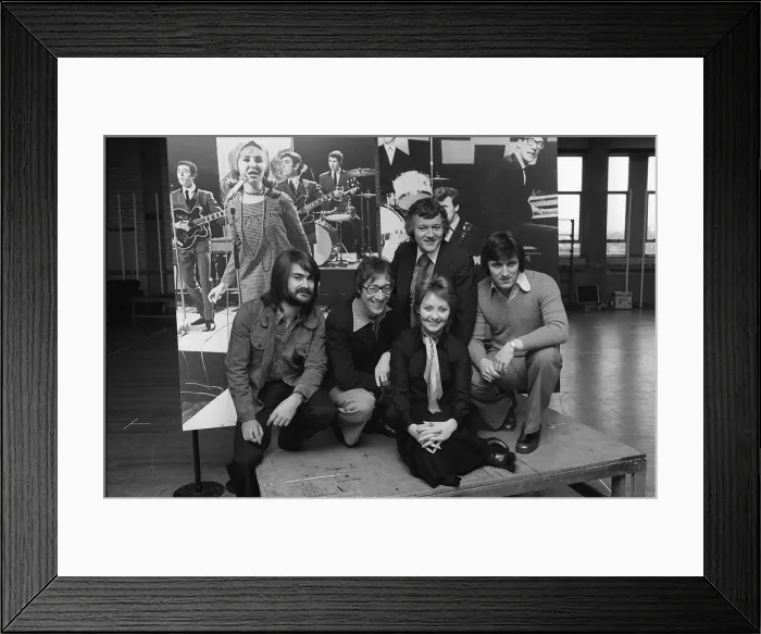 Framed Print : The Shadows pictured with Lulu. January 1975 on her show where they sang 6 songs