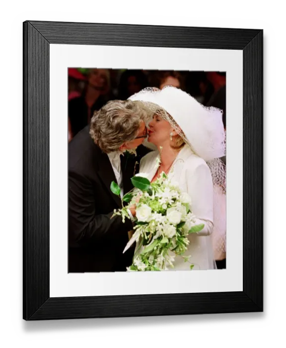 Framed Print : Gloria Hunniford marries Stephen Wey 5 September 1998 at Hever Castle Church today in