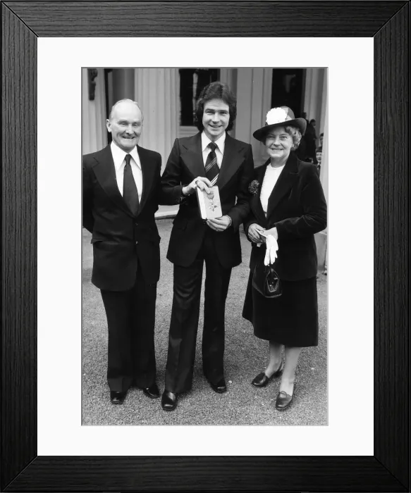 Framed Print : Barry Sheene with his mother and father and MBE, March 1978 Framed Print : Barry Sheene with his mother and father and MBE, March 1978