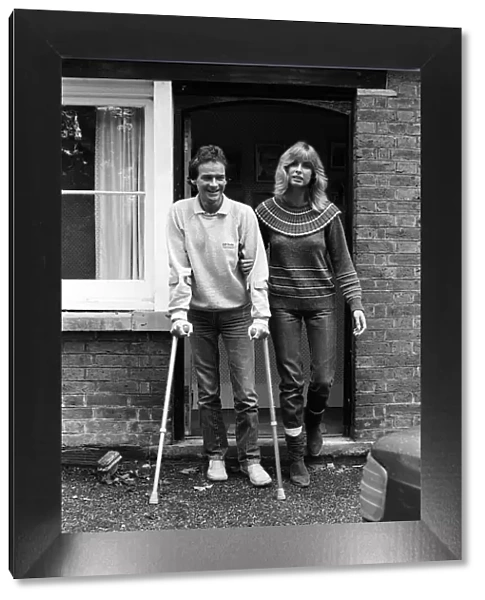 Barry Sheene at home on crutches with girlfriend Stephanie McClean October 1982