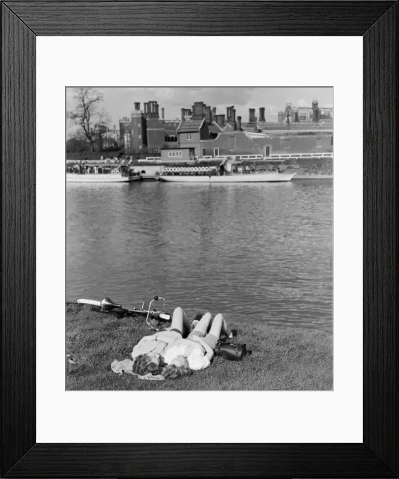 Framed Print : Easter 1952 Thames River Scenes between Hampton Court and Windsor C1877  /  4