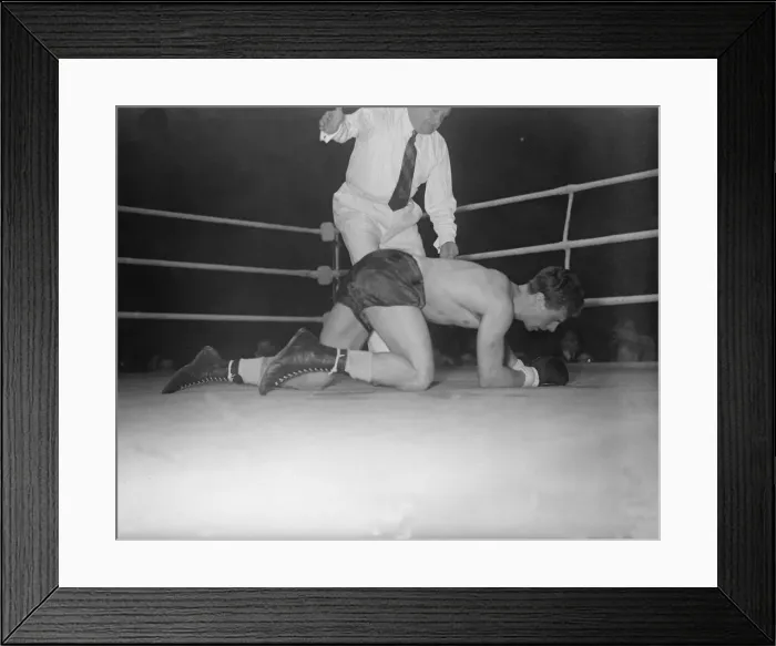 Framed Print : Boxing at Harringay 1951 Randolph Turpin v Luc van Dam DM 28 / 2 / 1951 Framed Print : Boxing at Harringay 1951 Randolph Turpin v Luc van Dam DM 28 / 2 / 1951