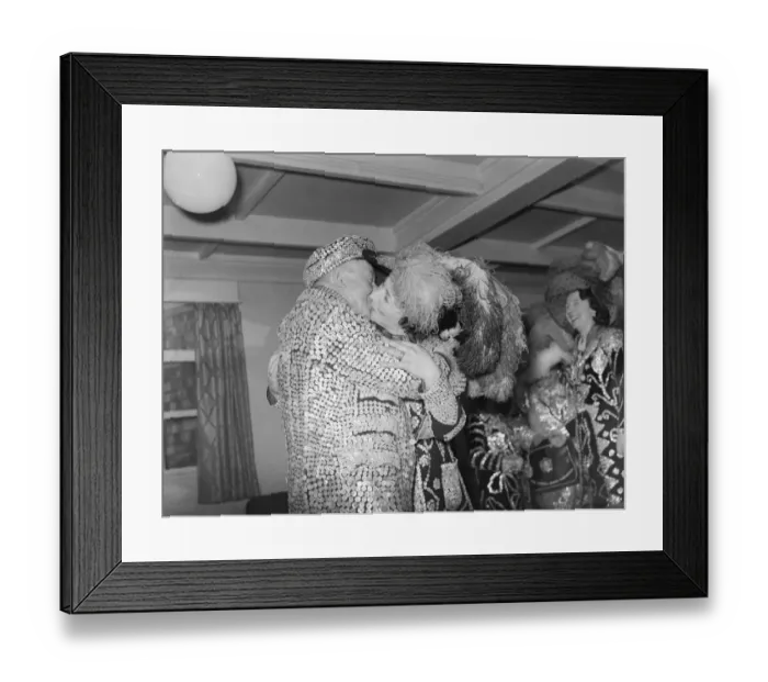 Framed Print : Bert Matthews Pearly King and Queen back from New York after tour United States
