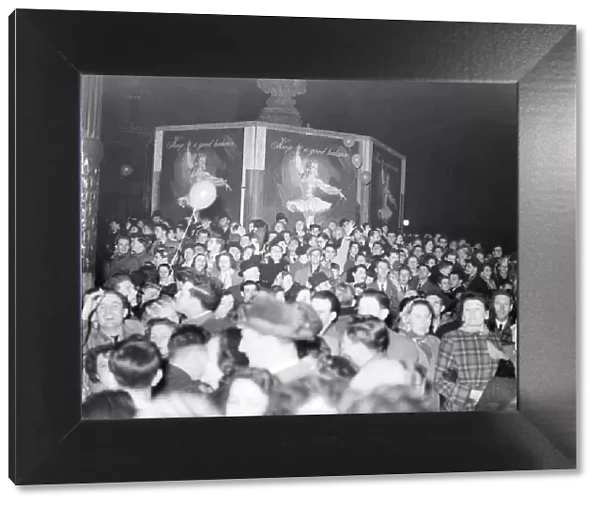 New Year - Crowds in Piccadilly welcome in New Year 1952 DM 1  /  1  /  1952 C5  /  1