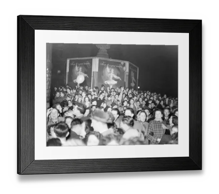 Framed Print : New Year - Crowds in Piccadilly welcome in New Year 1952 DM 1  /  1  /  1952 C5  /  1