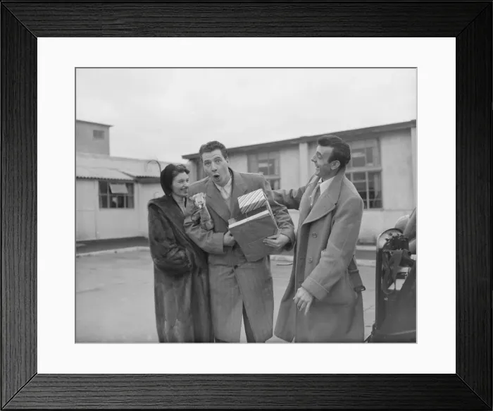 Framed Print : Max Bygraves & Wife return from US. 1951 B5705 / 2 Framed Print : Max Bygraves & Wife return from US. 1951 B5705 / 2