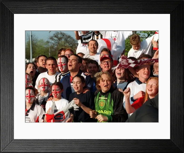 Framed Print : Robbie Williams and Chris Evans join the fans May 1998 for the recording of Framed Print : Robbie Williams and Chris Evans join the fans May 1998 for the recording of