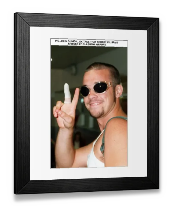 Framed Print : Robbie Williams arrives Glasgow Airport V sign T In The Park festival