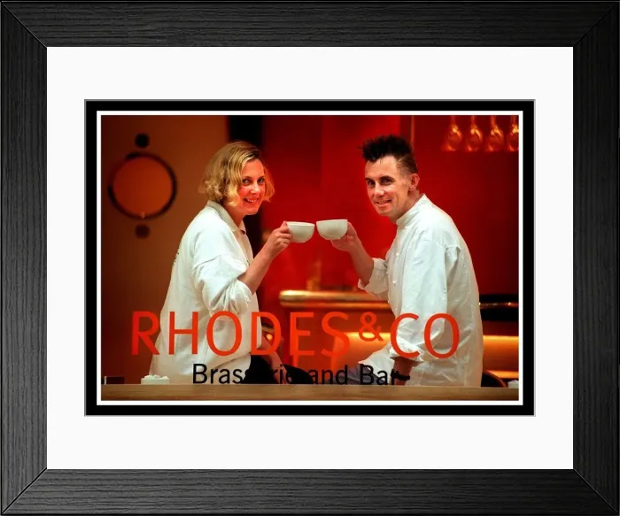 Framed Print : Gary Rhodes with Angela Jameson in his restaurant September 1999 Framed Print : Gary Rhodes with Angela Jameson in his restaurant September 1999