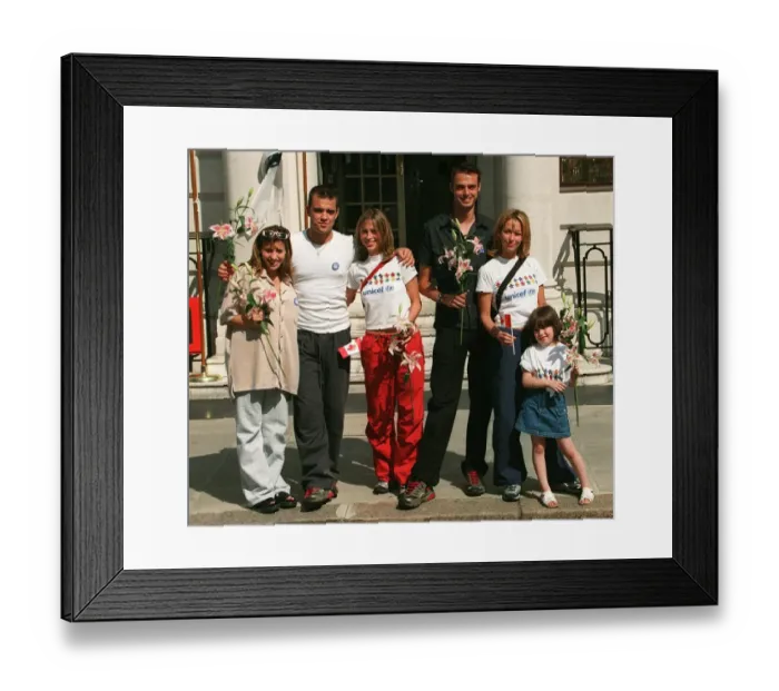Framed Print : Melanie Blatt, Robbie Williams and girlfriend August 1998 Nicole with sister Natalie