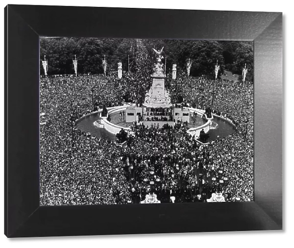 Crowds outside Buckingham Palace June 1977 for the Queen Elizabeth II Silver