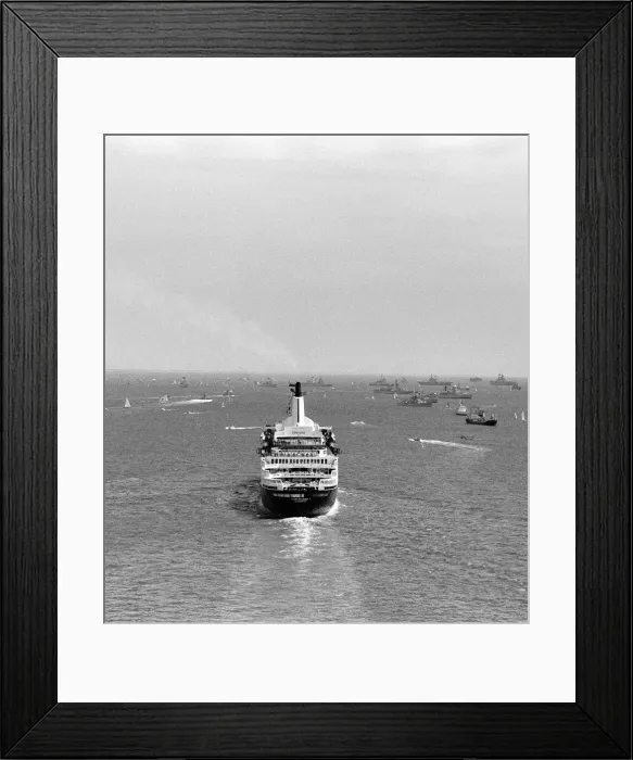 Framed Print : Silver Jubilee Navy Review June 1977 The Cunard Cruise Liner QE2 sailing