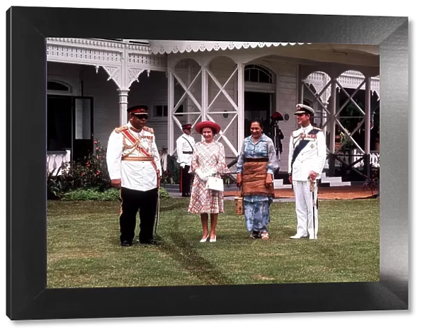 Royal Silver Jubilee Tour 1977, The Queen and Prince Philip with the King