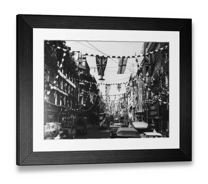 Framed Print : King George V and Queen Marys Silver Jubilee parade in the street. May 1935