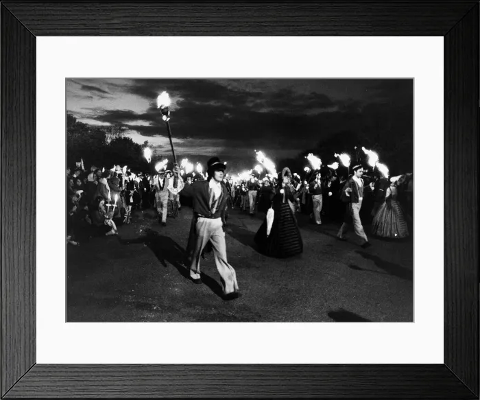 Framed Print : Queen Elizabeth II 1977 Silver Jubilee Celebrations Beacons Revelers head towards a