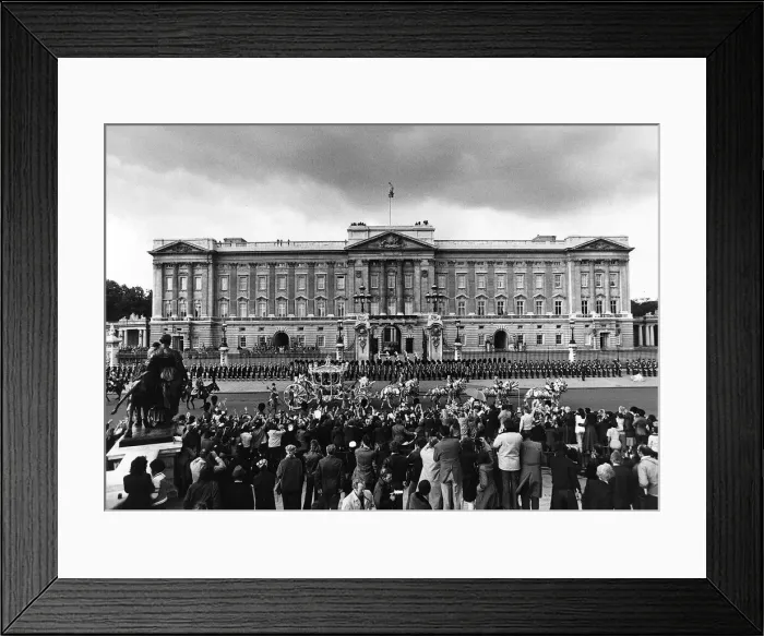 Framed Print : Queen Elizabeth leaving Buckingham Palace for St Paul Framed Print : Queen Elizabeth leaving Buckingham Palace for St Paul