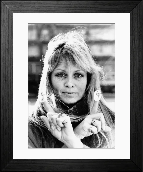 Framed Print : Twiggy, model and actress, March 1988 Framed Print : Twiggy, model and actress, March 1988