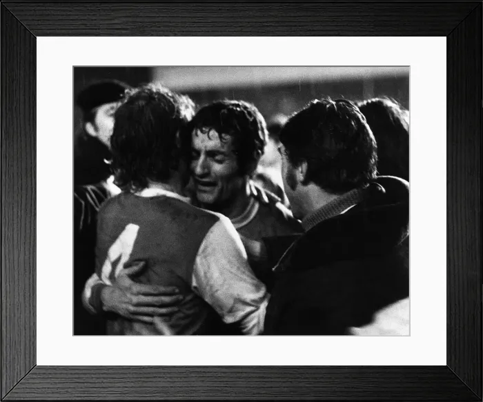Framed Print : Frank McLintock Arsenal skipper hugs Eddie Kelly 1970 Framed Print : Frank McLintock Arsenal skipper hugs Eddie Kelly 1970