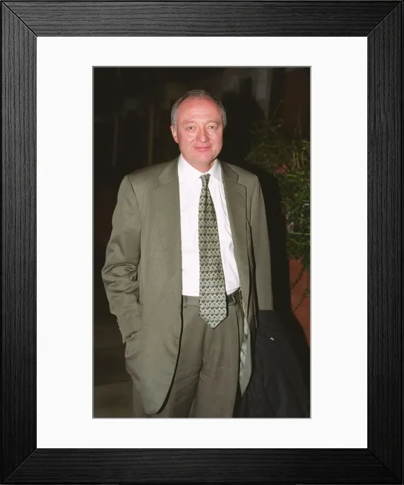 Framed Print : Ken Livingstone MP November 1999 arriving home (11. 20) after a long day of interviews Framed Print : Ken Livingstone MP November 1999 arriving home (11. 20) after a long day of interviews