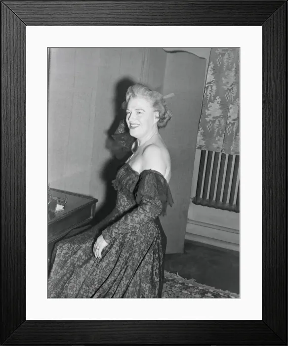 Framed Print : Singer Gracie Fields December 1951 017985 / 2 Framed Print : Singer Gracie Fields December 1951 017985 / 2