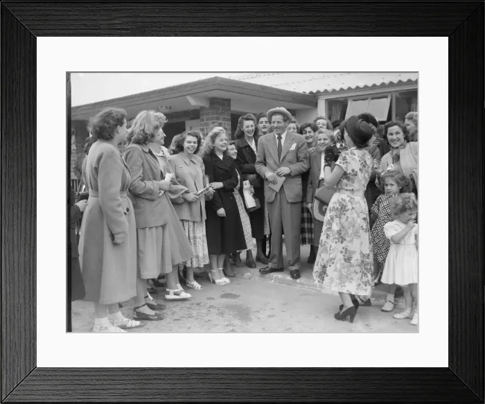 Framed Print : Danny Kaye at London Airport. 7  /  7  /  1949 019089  /  4