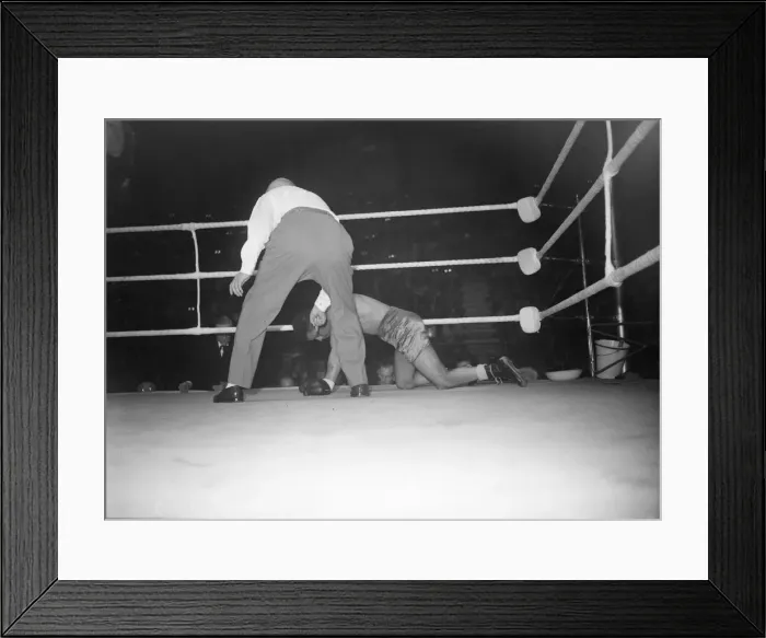 Framed Print : Boxing Dave sands wins British empire Middle Weight Championship from Dick Turpin Framed Print : Boxing Dave sands wins British empire Middle Weight Championship from Dick Turpin
