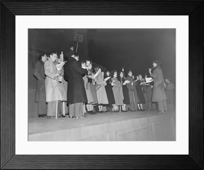 Framed Print : Carol Singers in Trafalgar Square, London 1949 021441 / 1 Framed Print : Carol Singers in Trafalgar Square, London 1949 021441 / 1