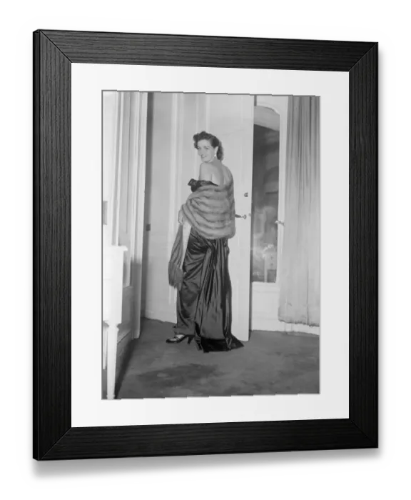 Framed Print : Film Star Jane Russell arrives in England September 1949 020234 / 3 Framed Print : Film Star Jane Russell arrives in England September 1949 020234 / 3