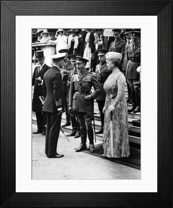 Framed Print : VCs Garden Party: Capt. A. F. Carpanter VC RN being received by King George V