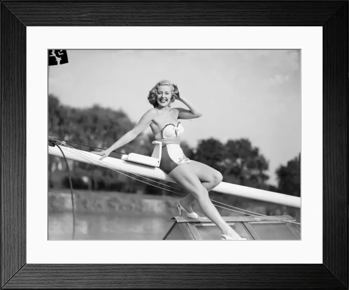 Framed Print : Film Star Pamela Deeming on river Thames at Twickenham. 1949 020704  /  3