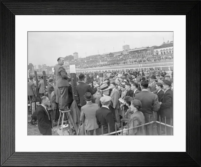 Framed Print : St Leger - Spectators seen here placing bets with the turf accountants 1949
