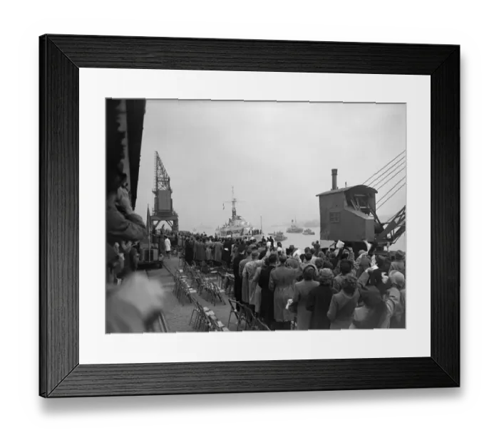 Framed Print : H. M. S. Amethyst arrives at Portsmouth following the Yangtese Incident Framed Print : H. M. S. Amethyst arrives at Portsmouth following the Yangtese Incident