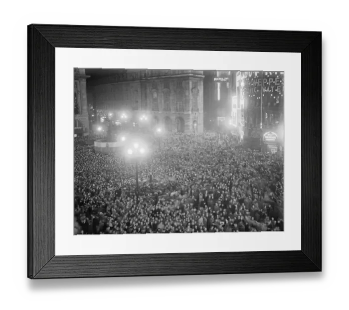 Framed Print : Crowds welcome in new year in Piccadilly Circus London 1st Jan 1950 022056  /  7