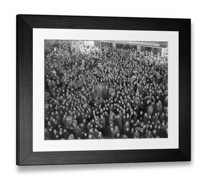 Framed Print : Crowds welcome in new year in Piccadilly Circus London 1st Jan 1950 022056 / 7 Framed Print : Crowds welcome in new year in Piccadilly Circus London 1st Jan 1950 022056 / 7