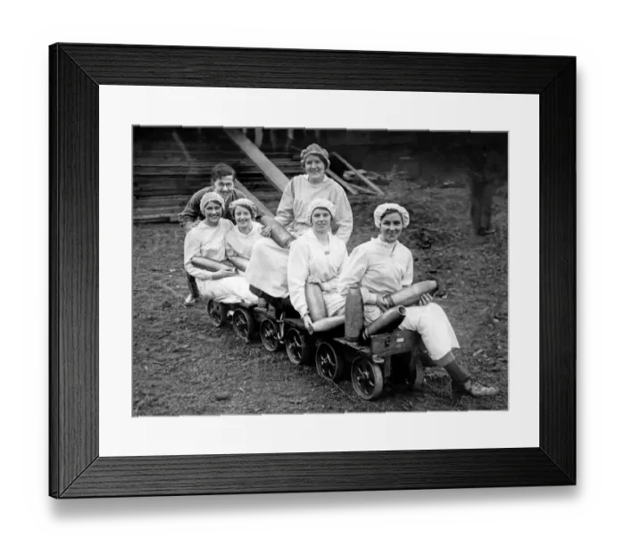 Framed Print : Munition Girls. March 1918 P000052 World War One WWI Munition factory workers