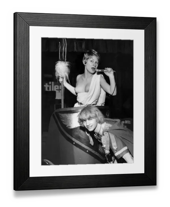 Framed Print : 18 years solo singer Linda Millington and Screeming Lord Sutch rehearsing their show Framed Print : 18 years solo singer Linda Millington and Screeming Lord Sutch rehearsing their show