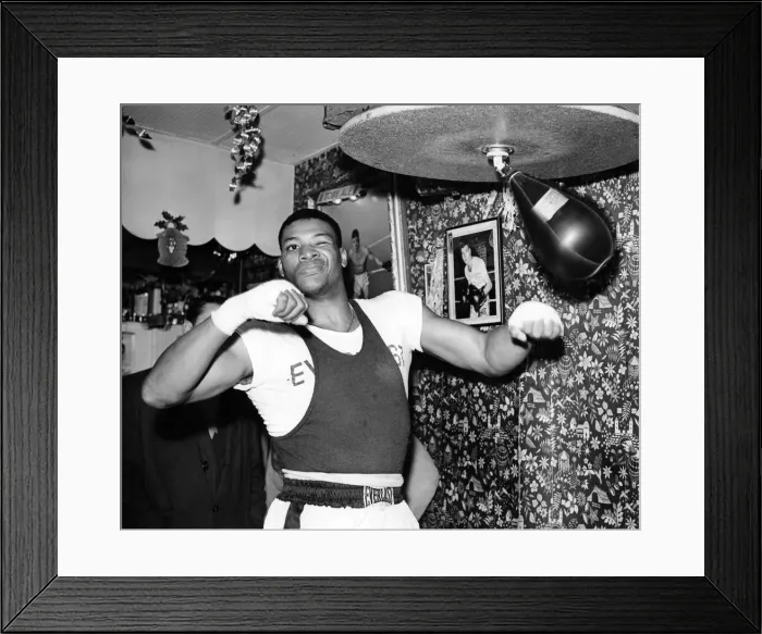 Framed Print : Nino Valdes at work on the Punchball during a training session at Toby Framed Print : Nino Valdes at work on the Punchball during a training session at Toby