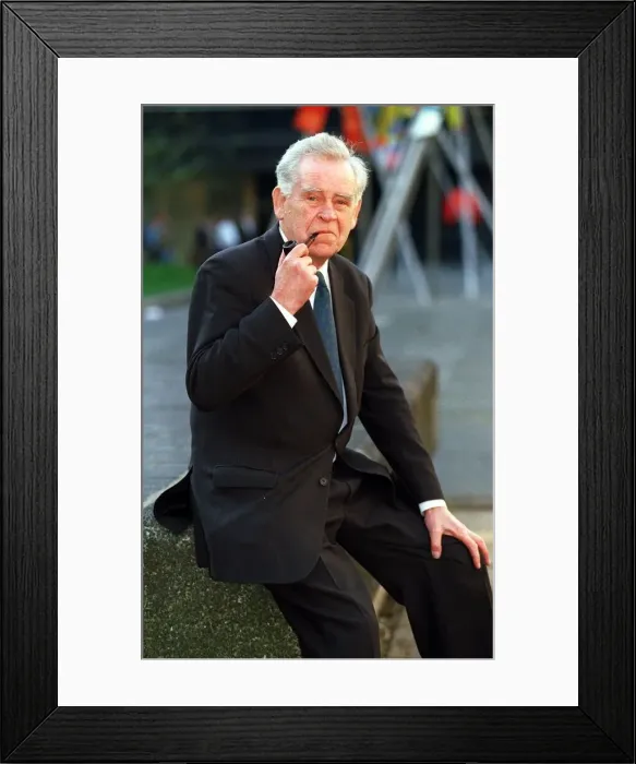 Framed Print : Magnus Magnusson TV presenter and Quizmaster of Mastermind November 1996