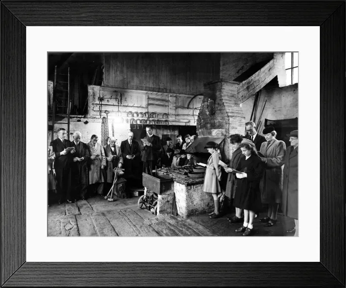 Framed Print : The baptise minister, the Rev George W Yaxley conductiong a service in the Smithy