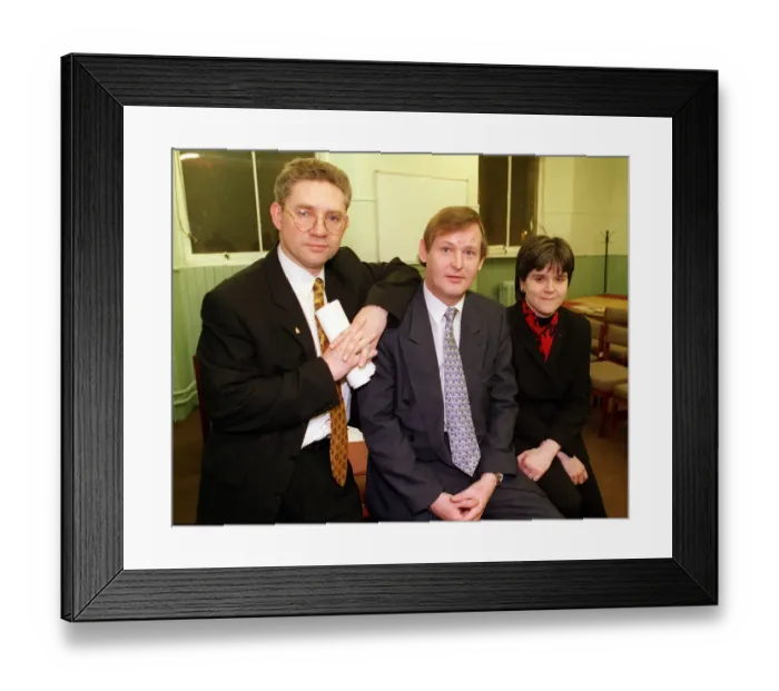 Framed Print : Councilor Archie Simpson (centre) December 1998 who has defected from Labour to Framed Print : Councilor Archie Simpson (centre) December 1998 who has defected from Labour to