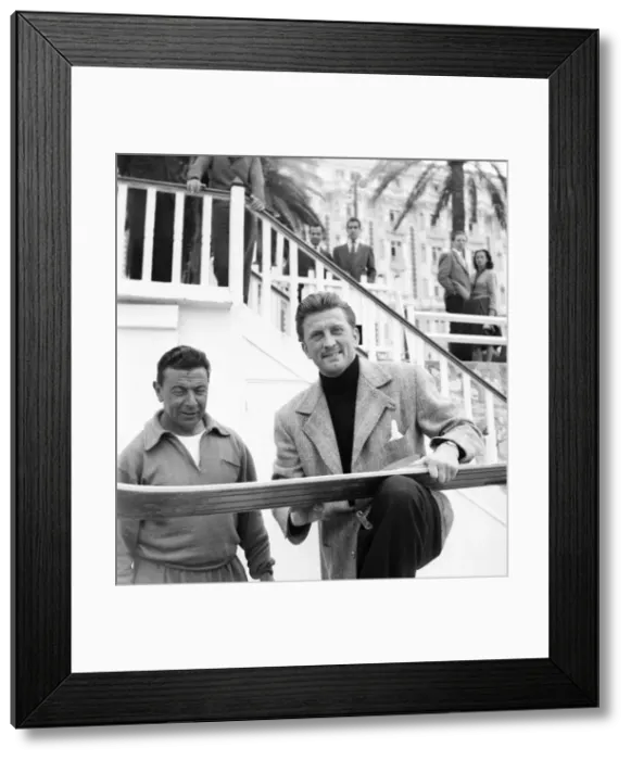 Framed Print : Actor Kirk Douglas. D3118-029 Framed Print : Actor Kirk Douglas. D3118-029