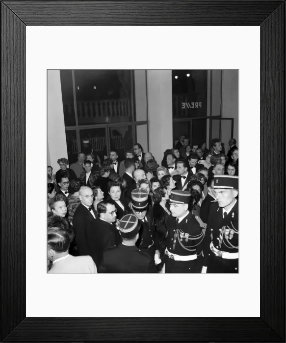 Framed Print : The Crowds gather at the cinema in Cannes at the height of the Festival. D3118-043