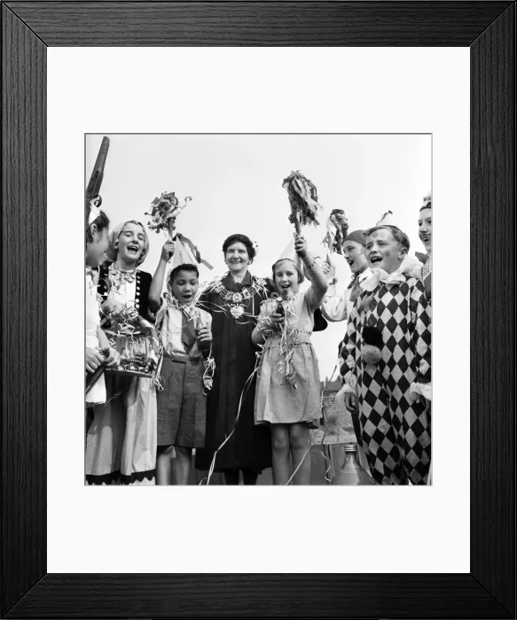 Framed Print : Coronation 1953. Coronation Street Party in Howberry Road, London. D2959 Framed Print : Coronation 1953. Coronation Street Party in Howberry Road, London. D2959