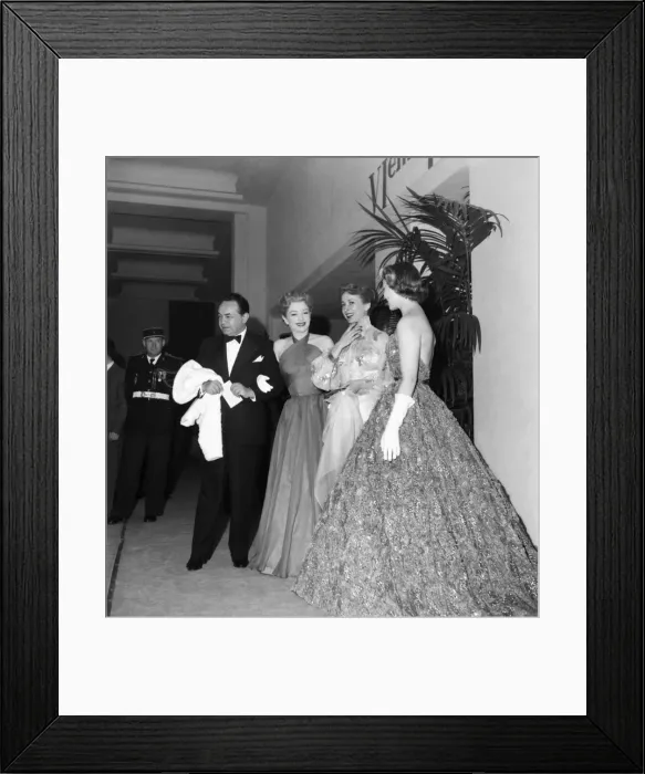 Framed Print : Actor Edward G Robinson with Ann Baxter. D3118-020 Framed Print : Actor Edward G Robinson with Ann Baxter. D3118-020