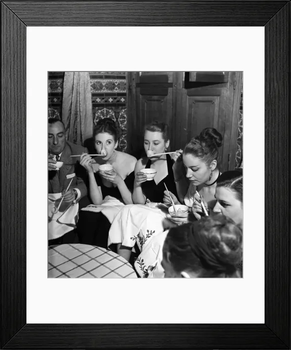 Framed Print : French actreeses enjoy the local cuisine at a restaurant in Marrakech during their visit