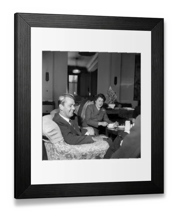 Framed Print : Film actor Alan Ladd and wife Sue and family. September 1952 C4483-003 Framed Print : Film actor Alan Ladd and wife Sue and family. September 1952 C4483-003