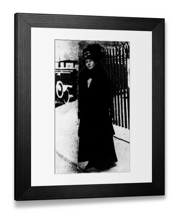 Framed Print : Emily Davison woman suffragette killed by King George Vs horse Anmer 1913 Derby
