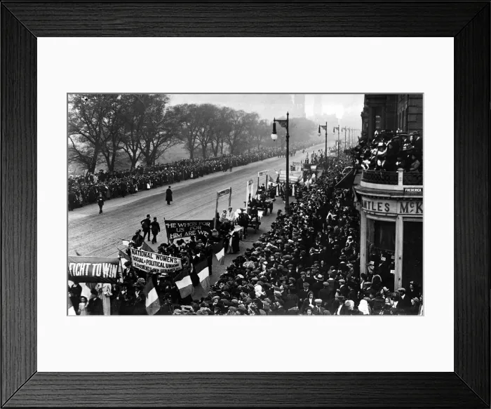 Framed Print : Suffragettes march down Princes Street Edinburgh 1909 led by Flora Drummond Framed Print : Suffragettes march down Princes Street Edinburgh 1909 led by Flora Drummond